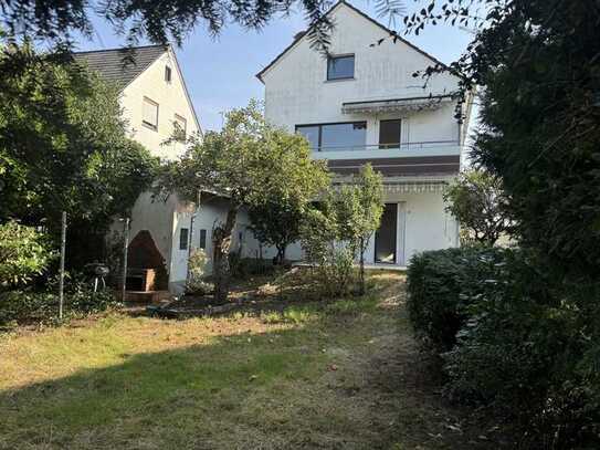 Freistehendes Einfamilienhaus mit Ausbaupotential in beliebter, ruhiger Stadtlage