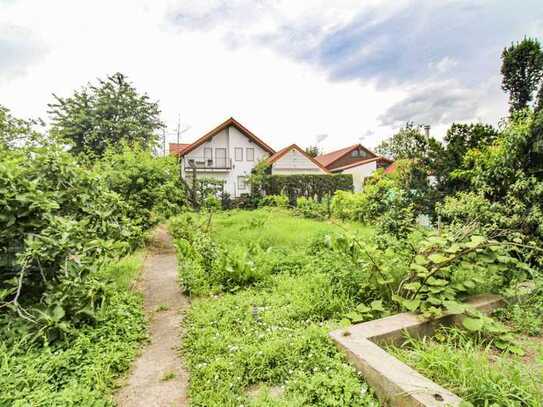 Als EFH oder ZFH nutzbar: 8-Zimmer-Haus mit grünem Garten, Balkon sowie 2 Carportstellplätzen