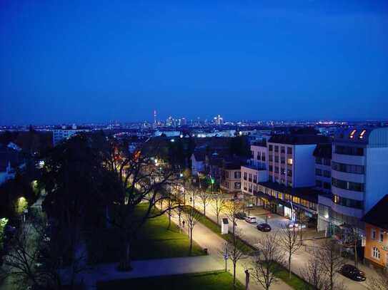 Lichtdurchflutete, zentral gelegene Wohnung m. Blick auf Park und Frankfurter Skyline