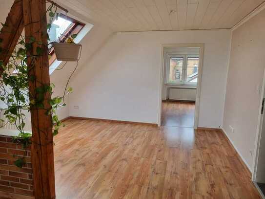 3-Zimmer-Dachgeschosswohnung mit Klimaanlage und EBK in Hochheim