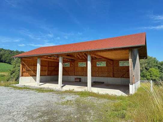 Grattersdorf: Hochwertige Maschinenhalle m. Holzlagerplatz u. ca. 4.090 m2 Streuobstwiese