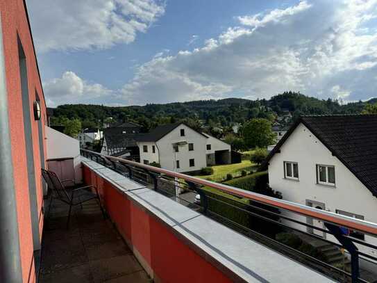 Gehobene 2-Zimmer-Penthouse-Staffelgeschoss-Wohnung mit 270° Balkon (Rundumblick) in Ittenbach - TOP