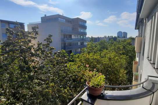 OBERSTE ETAGE MIT LIFT UND BALKON UND BLICK ZUR SCHAUBÜHNE - SPANNENDE KAPITALANLAGE MIT PERSPEKTIVE