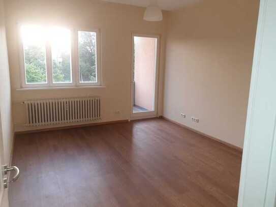 Sanierte 3-Zimmer-Wohnung mit Balkon und Einbauküche in Berlin