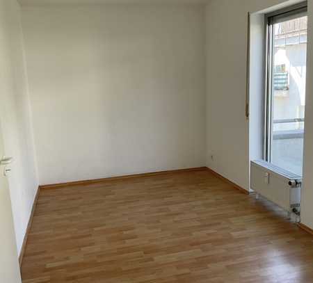 Zentrale 3-ZKB-Wohnung mit PKW-Stellplatz in Laufnähe zur Uni/ideal für Studenten-/Auszubildenden-WG