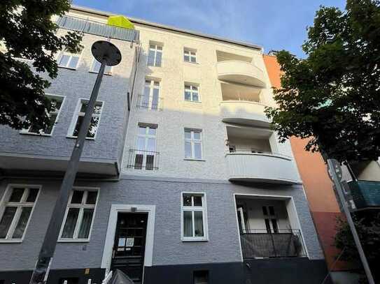 neuwertige Wohnung mit PKW Stellplatz und Gartenanteil - zentral gelegen