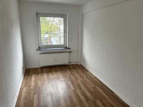 Freundliche und modernisierte 3-Zimmer-Wohnung mit Balkon und Einbauküche in Neuss