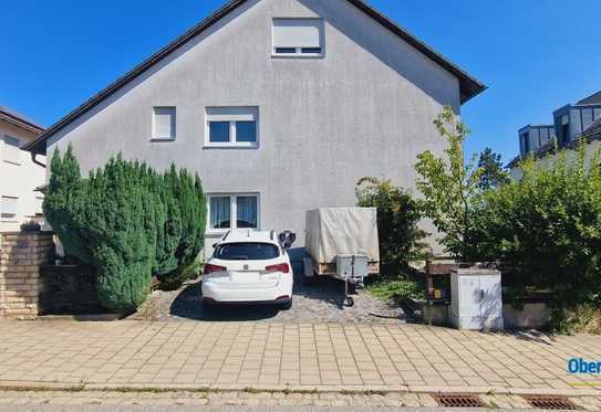 Stilvolles Zweifamilienhaus mit Außenpool und Doppelgarage