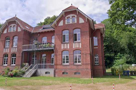 Entspanntes Wohnen im Park - 1. Bezug nach Sanierung 1,5-Zimmer-EG-Wohnung mit Balkon