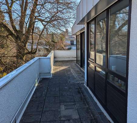 Modernisierte 2-Raum-Terrassenwohnung mit Balkon und Einbauküche in München Solln