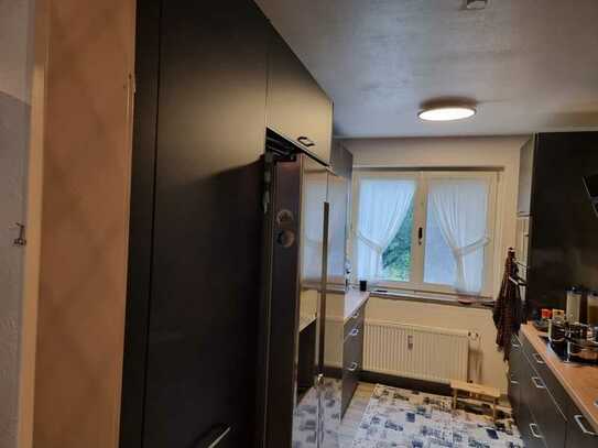 Die Wohnung ist sehr gemütlich, mit 6 Monate alte Einbauküche ausgestattet und kostet 7200 Euro.