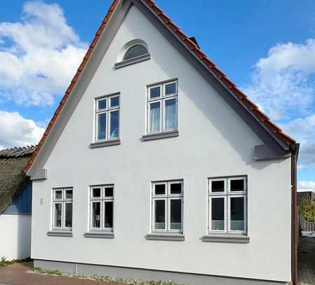 Stilvolles Haus im historischen Dorfkern von Maasholm mit Bauplatz