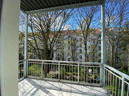 Zimmer in freundlicher 2er WG, 3.Etage mit großem Balkon, Einbauküche + Waschmaschine