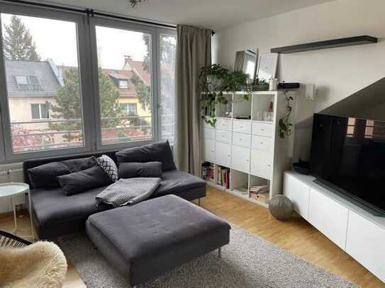 Geschmackvolle 1-Zimmer-Dachgeschosswohnung mit Balkon und Einbauküche in Frankfurt