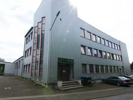 Modernisierte Lagerhalle, Bürokomplex und Fitnessstudio mit Großflächen Photovoltaikanlage