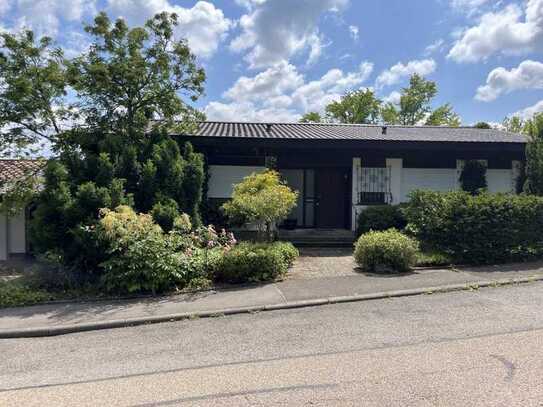 Einfamilienhaus mit Einliegerwohnung in sonniger Aussichtslage in Aidlingen-Dachtel