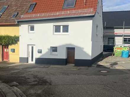Charmante frisch sanierte Doppelhaus Hälfte zu vermieten