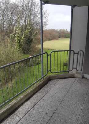 Großzügige Wohnung mit Balkon und Blick ins Grüne