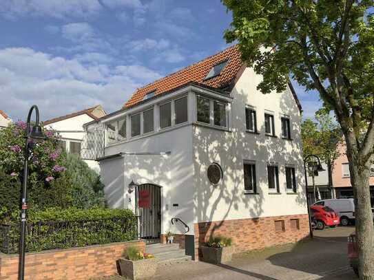 Einzugsfertiges 1-2 Familienstadthaus + Innenhof + Loggia