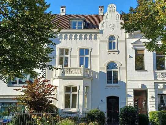 RARITÄT - Einzigartiges Jugendstilhaus mit einem romantischen Garten und Garage