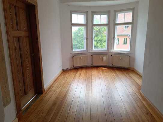 4 Zimmer im Denkmal mit Parkett und Balkon