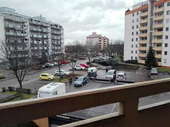 Schöne vier Zimmer Wohnung in Karlsruhe, Neureut in zentraler Lage