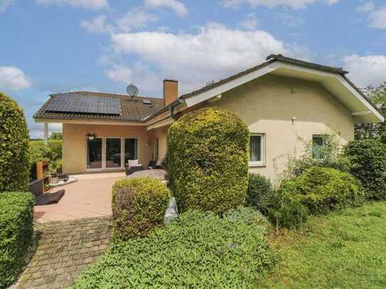 Gehobenes Wohnen unweit des Starnberger Sees: Bungalow mit großzügigem Garten u. PV-Anlage