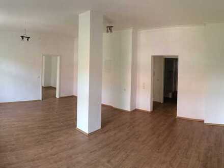 Etagen-Wohnung mit großem Wohn-/Esszimmer inkl. großem Abstellraum im DG/Garage