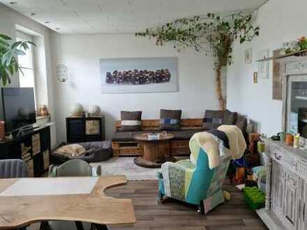 Helle 2,5- Zimmer Wohnung + auf Wunsch mit Garten
