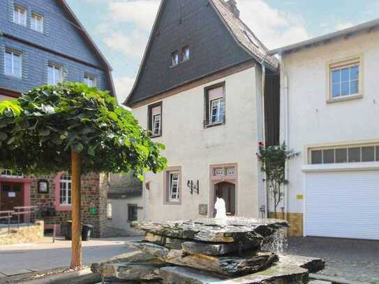 Historisches MFH mit großem Balkon, Denkmalschutz (außen) und Gartengrundstück unweit des Rheins