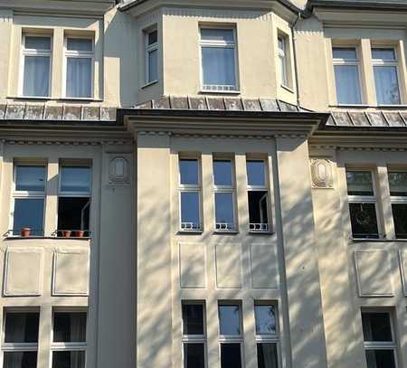 Lichtdurchfluteter Nippeser Altbau ! Helle Wohnung mit terrassenähnlichen Balkon und hohen Decken !