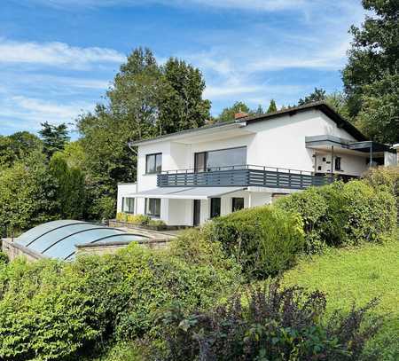 Einfamilienhaus mit atemberaubendem Fernblick und Pool auf dem Kümmelberg