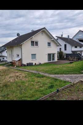 Einfamilienhaus 2100 € - 176 m² - 6.0 Zi.