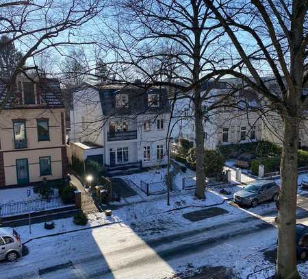 Geschmackvolle Dachgeschosswohnung mit zweieinhalb Räumen und Einbauküche in Hamburg