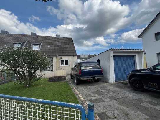 Einseitig angebautes Einfamilienhaus mit großzügigem Garten und Garage in ruhiger Wohnlage