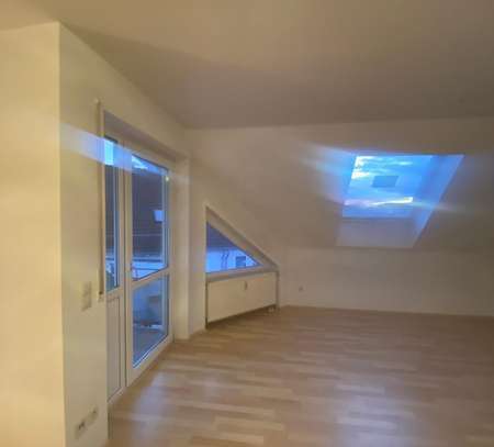 Schöne 3,5-Zimmer-Dachgeschosswohnung mit Balkon in Neckartailfingen