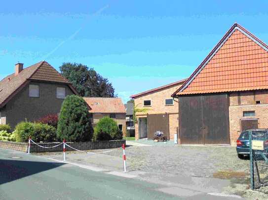 Gepflegtes 1-2 Familienhaus mit Resthof, für Familie, Tierhalter, oder auch Gewerbe geeignet.