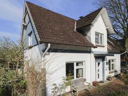 Familientraum in Ahrensburg: Tolles, modernisiertes Einfamilienhaus mit großem Garten und Garage