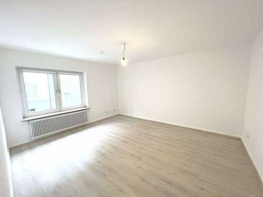 Vollsanierte 2,5 Zimmer WHG mit Balkon