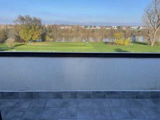 Helle, renovierte Dachgeschosswohnung mit zwei Terrassen & Mainblick