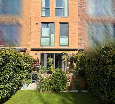 Modernes Stadthaus in Hamburg Jenfeld mit Garten