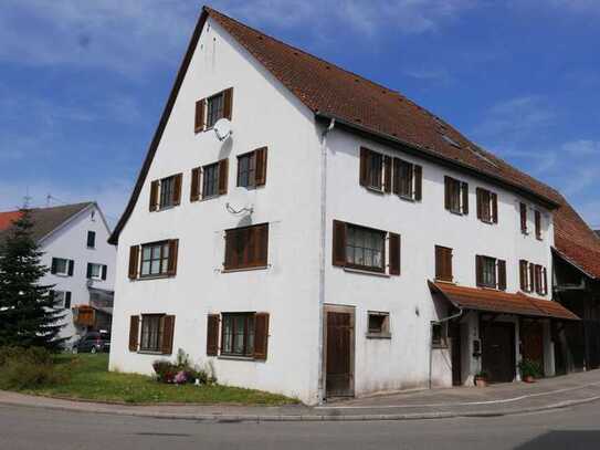 Sehr geräumiges, gepflegtes und variables Wohnhaus mit drei Wohnungen in Eutingen i.G. / Teilort