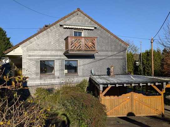 Schönes Einfamilienhaus mit Garage und Carport