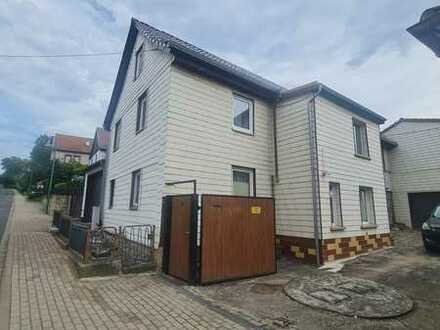 Idyllisches Wohnhaus mit 2 Wohnungen, großem Garten, Carport, Garage.