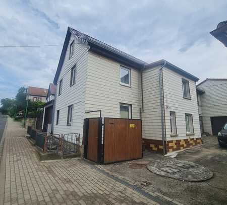 Idyllisches Wohnhaus mit 2 Wohnungen, großem Garten, Carport, Garage.