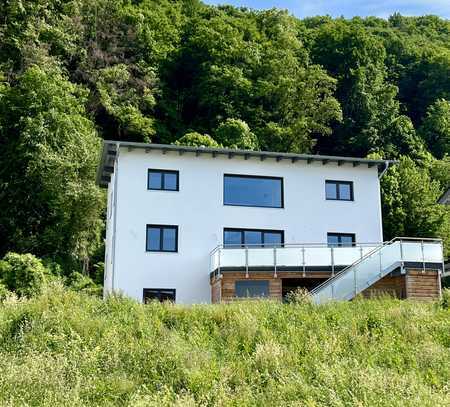 NEUWERTIGES TRAUMHAUS MIT BERGSICHT UND TOP AUSSTATTUNG - Einliegerwohnung oder Gewerberäume im KG