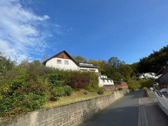 2-Familienhaus mit Nebengebäude und viel Stauraum in wunderbarer Fernblicklage!