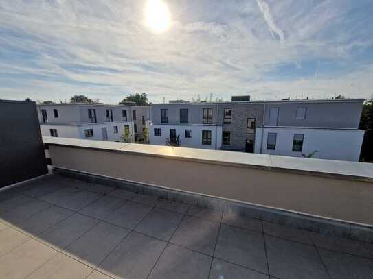 Helle Neubau-Penthouse-Wohnung — 2 Zimmer mit großer Dachterrasse und Einbauküche in Hanau-Steinheim