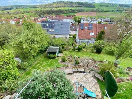 Wohnen, wo andere Urlaub machen - herrliche Aussichtslage mit Terrasse und Garten