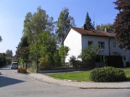 Reiheneckhaus auf sonnigem Grundstück mit großem grünem Garten / Erbpacht